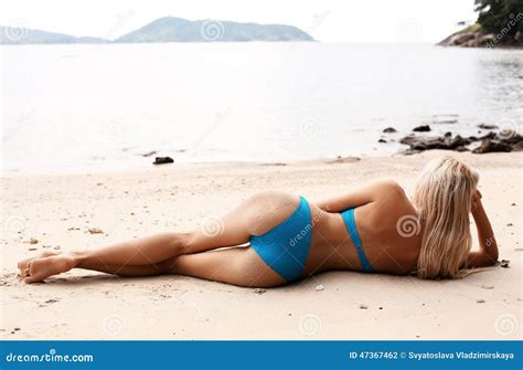 Donna Sexy Con Capelli Biondi In Bikini Elegante Che Si Rilassa Sulla