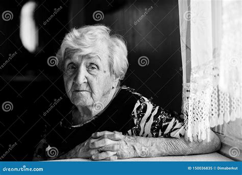 Retrato Blanco Y Negro De Una Vieja Abuela Imagen De Archivo Imagen