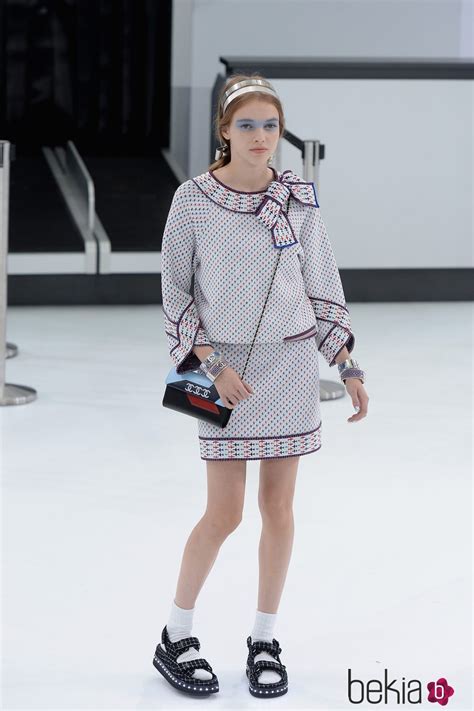 Camisa Y Falda Con Estampado De Aviones De La Nueva Colección De Chanel