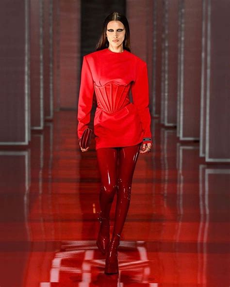 Milan Fashion Week Versace Fallwinter 2022 Aande Magazine