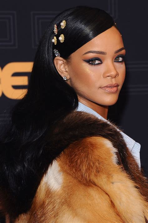 Rihanna Rocks Neon Turquoise Hair Rihanna Hairstyles Celebrity
