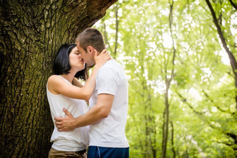 amour baiser dans la forêt image stock image du baiser forêt 36686641
