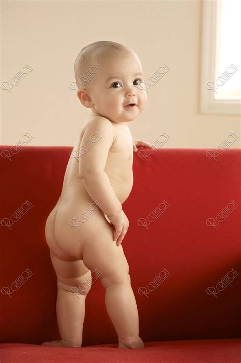 裸の赤ちゃん 赤いソファ 写真 アールクリエーション