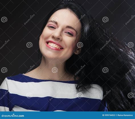 portrait de jeune femme de brune avec le sourire mignon image stock image du doigt main 99974453
