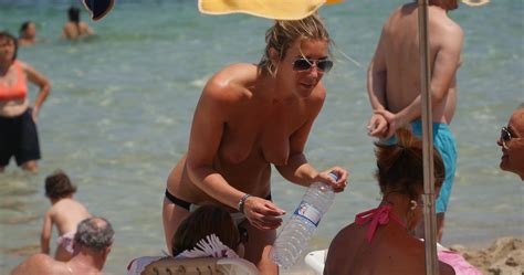 Jennifer Aniston Nude Walking On The Beach