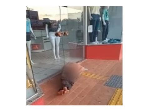 Vídeo mostra andarilho se masturbando deitado na frente de loja