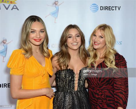 Maddie Ziegler And Mackenzie Ziegler With Their Mother Arrive For The News Photo Getty Images