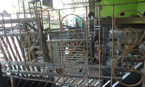 Kami juga menerima pesanan pintu dorong dan pagar dengan memakai bahan berikut beberapa contoh pagar besi memakai bahan baku dari besi tempa. Pintu Pagar Besi Dorong - Desain Rumah