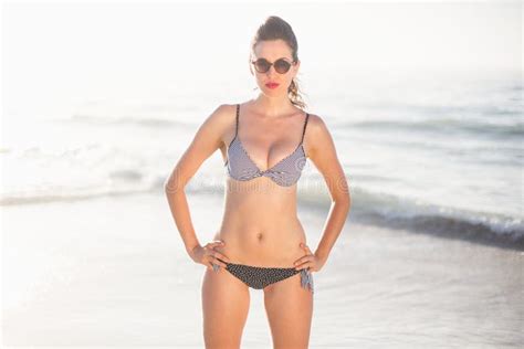 Bezaubernde Frau Im Bikini Der Auf Dem Strand Steht Stockfoto Bild My