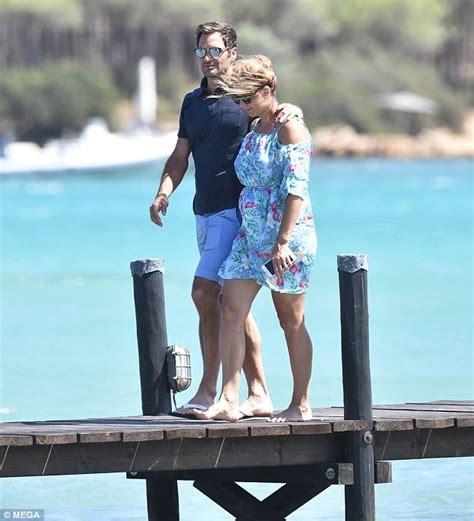 Roger Federer Enjoys A Quiet Moment With Wife Mirka Daily Mail Online