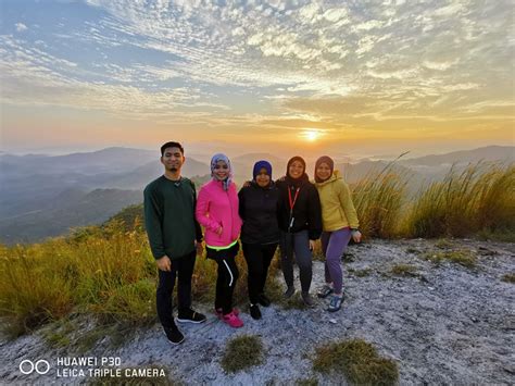 Simple day trip with friends to watch sunrise at bukit berekeh, sungai siput perak. Mendaki Bukit Berekeh di Sungai Siput Perak - Fashion ...