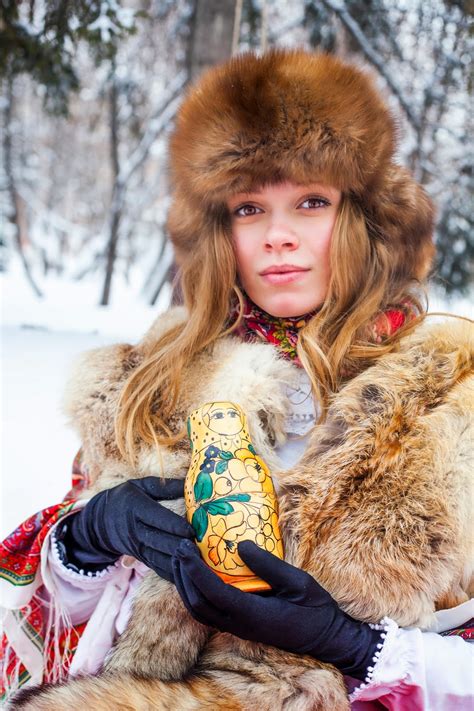 Gold Look Fashion Russia Winter