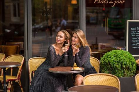 girl friends in parisian cafe ideas of the photosession for girls in paris parisienne