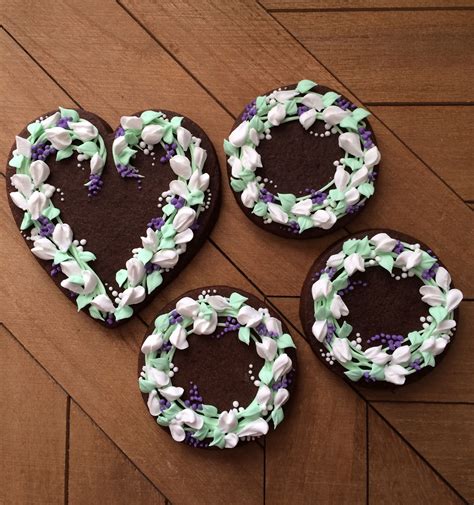 Beautiful rosebud cookie set. Heart cookie, wreath cookie, chocolate sugar cookie, royal icing ...