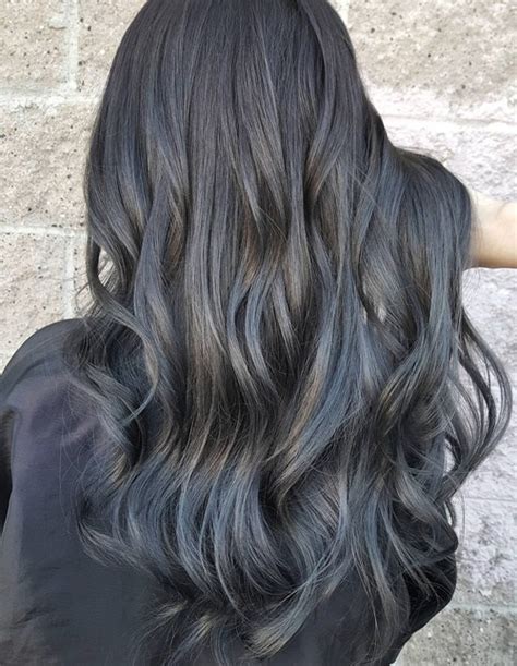 18 Ideas To Style A Grey Hair Look Pretty Designs