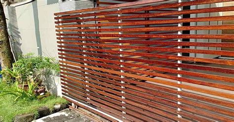 Selain pagar tembok dan pagar batu alam, pagar rumah minimalis dari kayu bisa menjadi alternatif bagi anda yang tetap menginginkan kesan alami pada desain modern rumah anda. √ 10 Desain Pagar Kayu Cantik, Cocok untuk Rumah Kekinian!