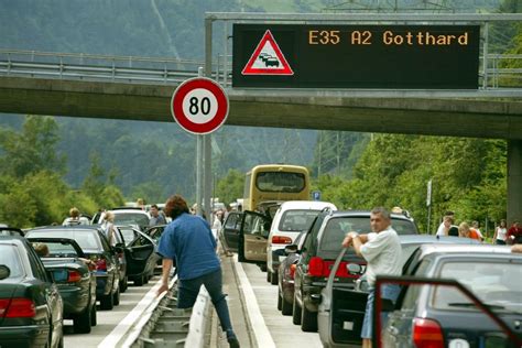 Das ende eines staus wird nicht ausgegeben. Road trip across the Röstigraben