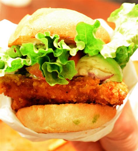 モスバーガー（mos burger）は、株式会社モスフードサービス（英称：mos food services, inc.）が展開する日本発祥のハンバーガー（ファストカジュアル）チェーン、および同店で販売されているハンバーガーの名称である。 ハワイ料理のモチコチキンをのせたクア・アイナの「モチコ ...