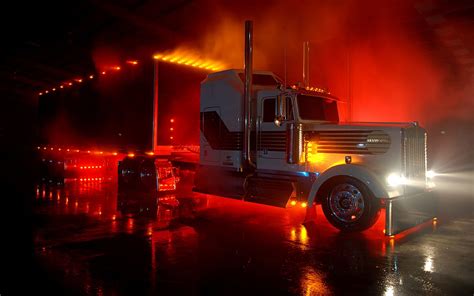 Cool 18 Wheeler Diesel Truck At Night Wallpaper 2022