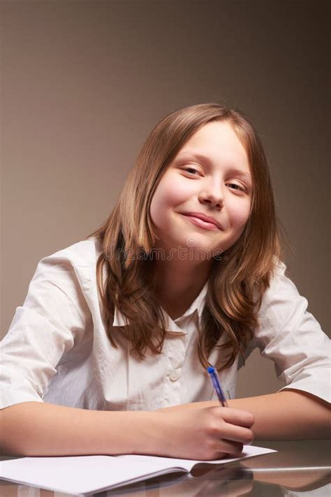 Милая усмехаясь предназначенная для подростков школьница Стоковое Фото изображение