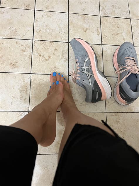 These Latina Feet Toes Need A Breather While At Workand A Massage Too