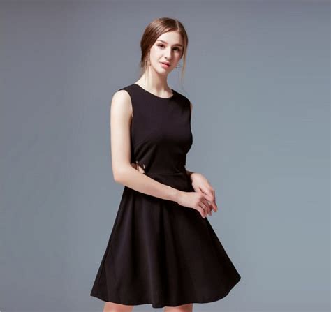 Come Indossare Il Little Black Dress In Estate Bigodino