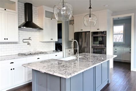 Gray And White Kitchen Cabinets With Black Countertops - Light Grey Kitchen Cabinets With Black Countertops