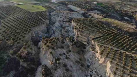 Video Dal Drone L Enorme Spaccatura Nel Terreno In Turchia Vicino Ad