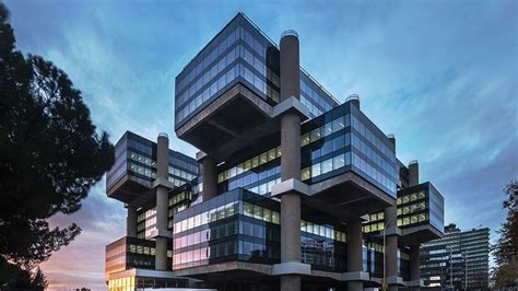El Emblemático Edificio Los Cubos En Madrid Vuelve Al Mercado Tras Una