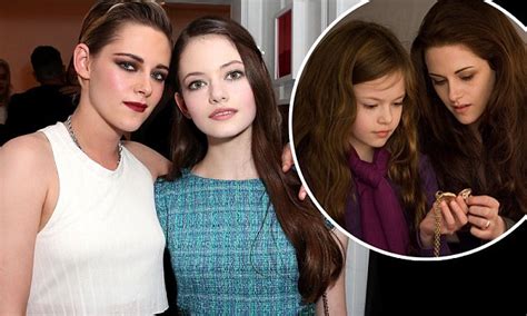 Kristen Stewart Reunites With Her Twilight Daughter Mackenzie Foy Daily Mail Online