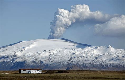 Ob es sich beim eyjafjallajökull um einen stratovulkan, oder einen schildvulkan handelt wird in der fachwelt kontrovers diskutiert. Recriminations erupt in ash-fueled aviation crisis ...