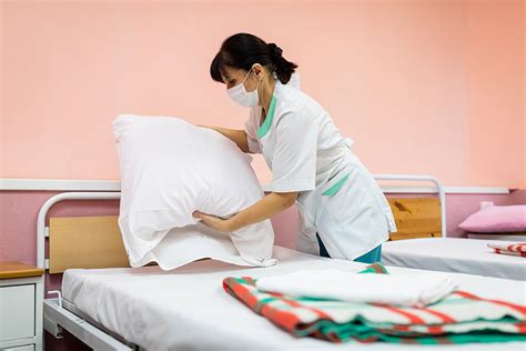 Подготовка функциональной кровати и палаты к приему пациента из