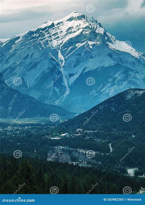 Tiro Vertical De Uma Montanha Coberta De Neve Foto De Stock Imagem De