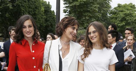 Inès De La Fressange Et Ses Filles Violette Et Nine Arrivées Au