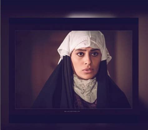 مَن هو آتٍ من الخارجِ كانَ معهُ حقيبةٌ مخصصةٌ. إلهام علي: علاقة سوسن وسعداوي تتطور في "حارة الشيخ ...