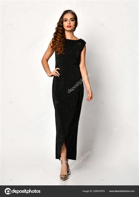 Jeune Belle Femme Posant Dans La Nouvelle Robe Dhiver De Mode Noire