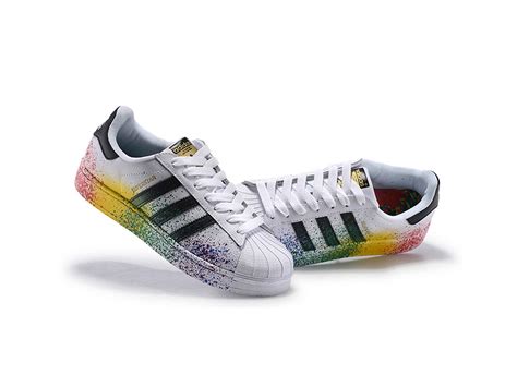 With bold, vibrant and uplifting designs, adidas pride wear shows that love has no boundaries. adidas superstar pride pack white ⋆ adidas интернет магазин