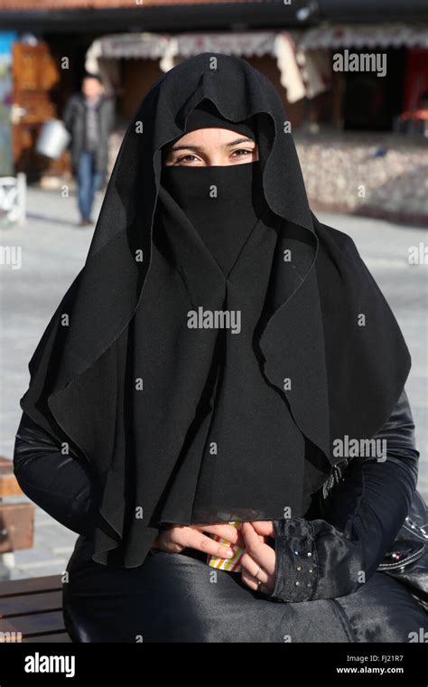 Eine Junge Muslimische Frau Tragen Traditionelle Niqab In Istanbul
