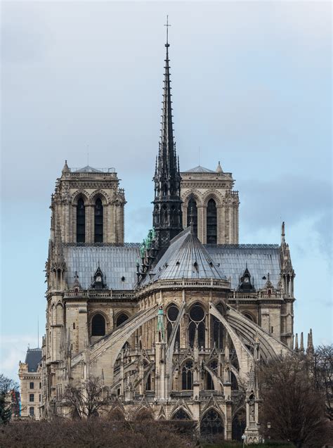 Cet emplacement est un haut lieu de dévotion depuis le moyen age. Notre Dame An Oldest Cathedral In Paris | Found The World