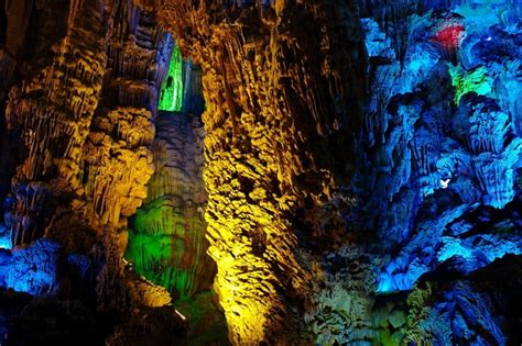 Красочная Пещера Камышовой Флейты Китай