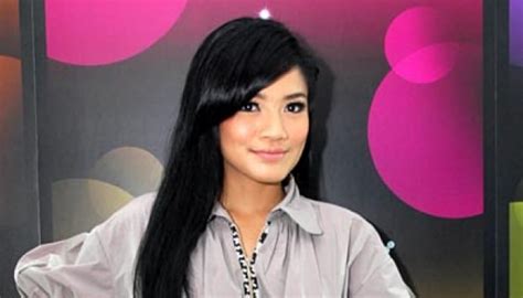 Gaya rambut para artis memang selalu menarik untuk kita jadikan panduan style. Model Gaya Rambut Panjang Indonesia ala Artis | Blog Campuran