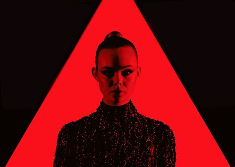 ‘the Neon Demon New Pics Elle Fanning Goes In For The Kill And More
