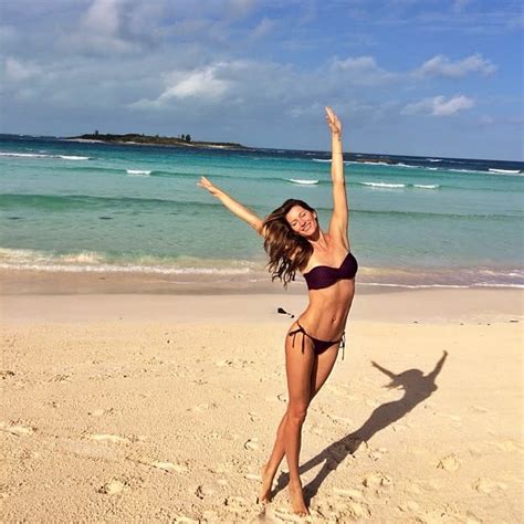 Gisele Bundchen Sizzles At The Beach See The Models Sexiest Bikini