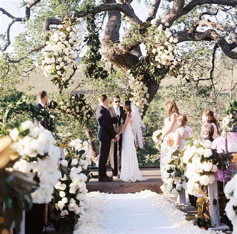 20 Outdoor Weddings That Will Make You Rethink Your Venue Oak Tree