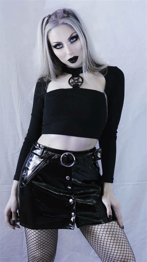 Pin By Tony On Vesmedinia Goth Women Fashion Gothic Beauty