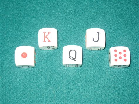 El poker (o póquer) es un juego de cartas con muchas variantes, en este se barajan las cartas y se reparten 2 a cada jugador. juegos de Mesa: ¿Que son Dados, Fichas y Baraja?