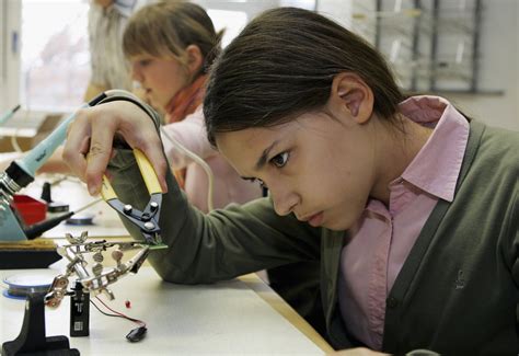 Girls In Stem These Figures Show Why We Need More Women In Science