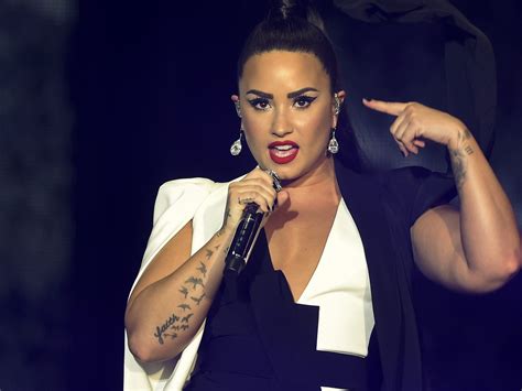 Demi Lovato Defends Halsey Amid Armpit Hair Storm Canoe