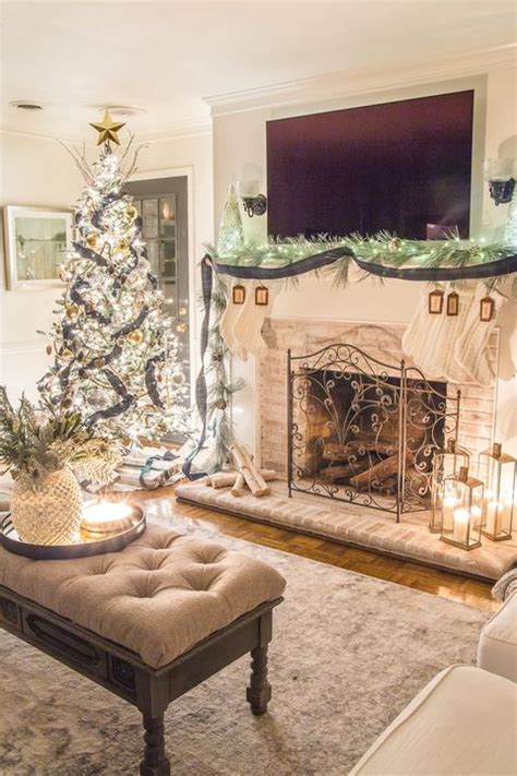 Discover 37 easy and/or diy christmas decorations, including wreaths, advent calendars, ornaments, and buy clear ball ornaments like these and house a fresh sprig of eucalyptus or pine inside each. 80+ DIY Christmas Decorations - Easy Christmas Decorating ...