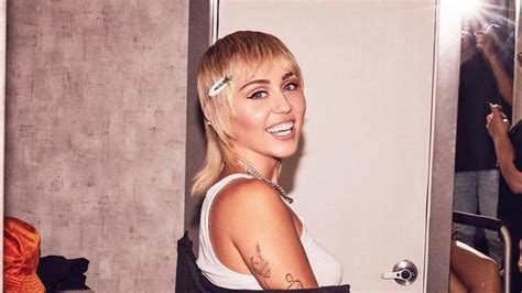 Miley Cyrus Pokaza A Nagie Piersi Niezwykle Odwa Na Sesja Gwiazdy